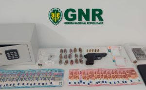 GNR detém dois homens por tráfico de droga em Odemira e apreende haxixe, crack e heroína